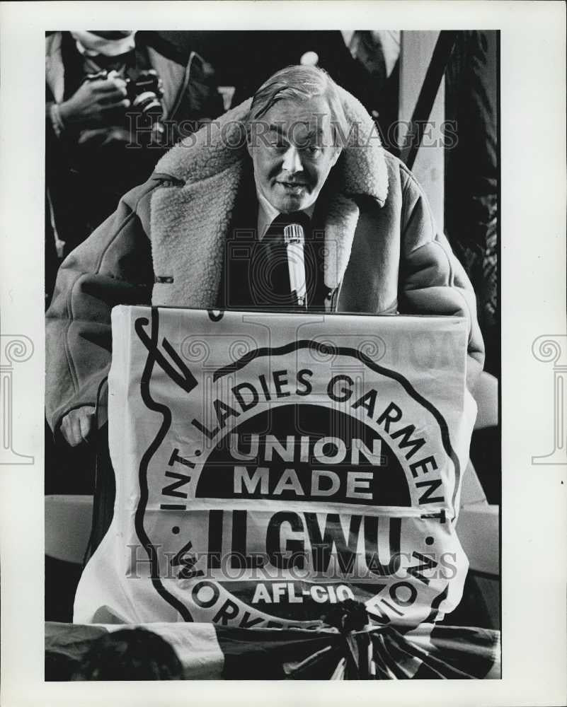 1976 Press Photo Pat Moynihan - Speeling at NY Goverment Center Daly - Historic Images