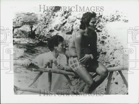 1975 Press Photo Spyros Niarchos With Bodyguard Spetsopoula Island - Historic Images
