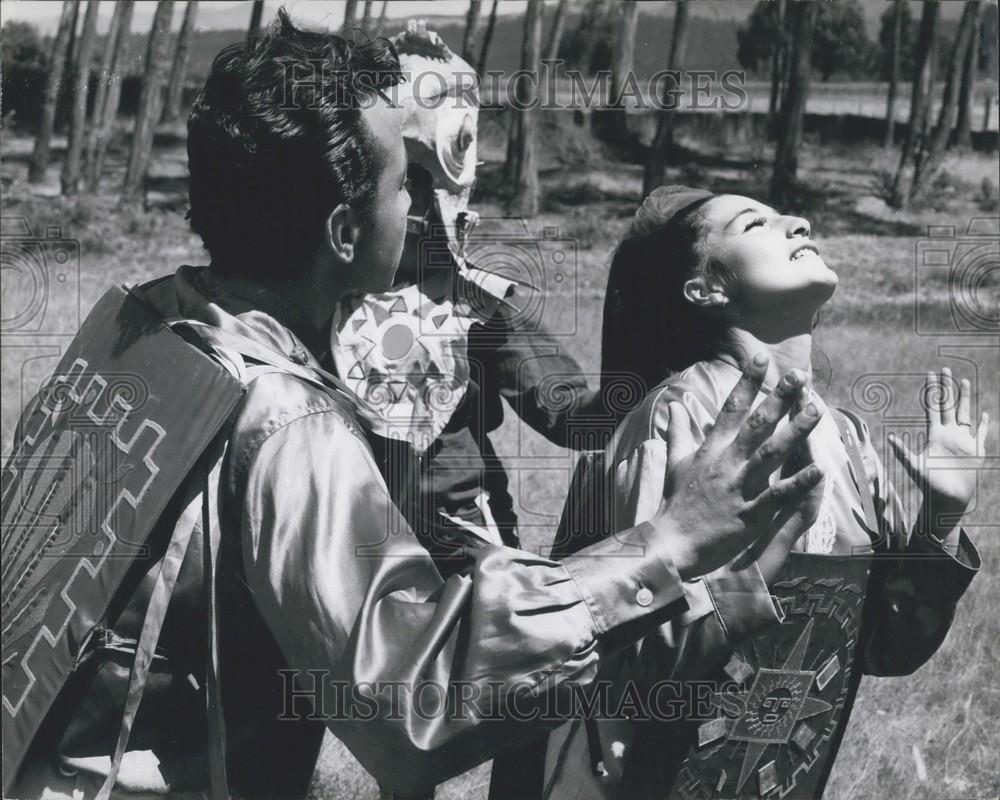 Press Photo Members Dance Group Otavalo Ecuador Ballet Centro Ecuatoriano - Historic Images