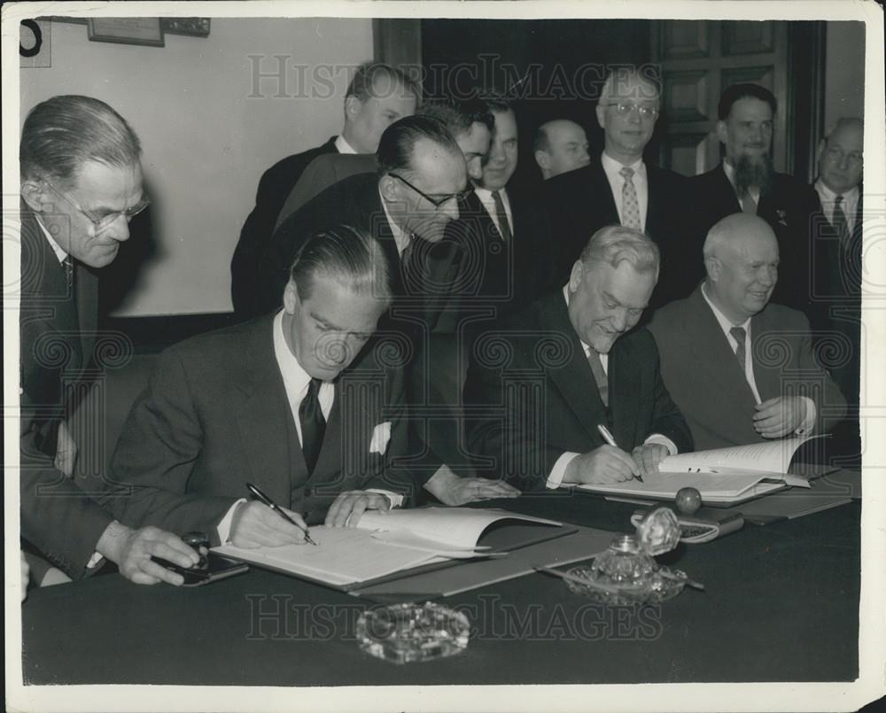 1956 Press Photo Prime Minister Anthony Eden Marshal Bulganin Soviet Union Sign - Historic Images