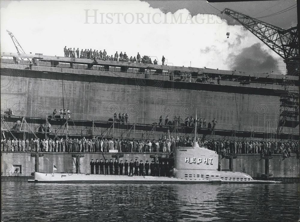 1957 Press Photo German Navy&quot;Hecht&quot; Sub In Kiel Salvaged From Baltic Sea In &#39;56 - Historic Images