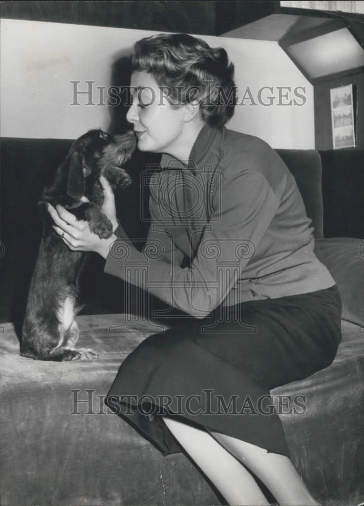 Press Photo Paris Model: Sylvie Of Jean Desses  and her dog - Historic Images