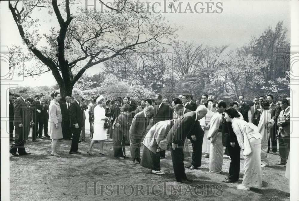 Press Photo Japanese Premier Sato Gives Cherry Blossom Party - Historic Images