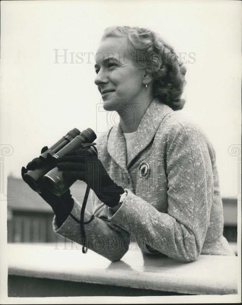 1954 Press Photo Jockey Wife Mrs Longden Watching Race With Binoculars - Historic Images