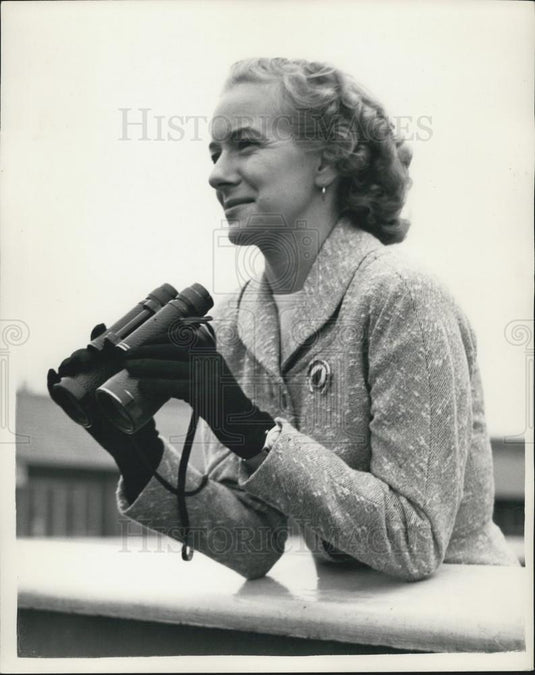 1954 Press Photo Jockey Wife Mrs Longden Watching Race With Binoculars - Historic Images