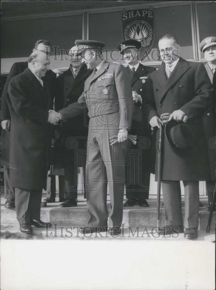 1955 Press Photo Italian Prime Minister Mario Scelba Shakes Hands With General - Historic Images