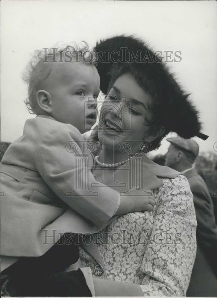 Press Photo Actress Dawn Addams with Son Stefano in Hyde Park - Historic Images