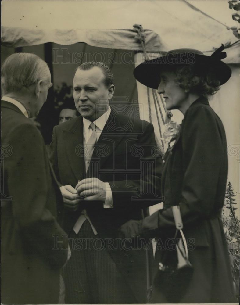 1953 Press Photo Mr. Malik Russian ambassador talking with Lionel &amp; his Wife - Historic Images