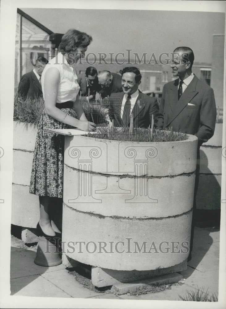 1958 Press Photo Duke of Edinburgh Visits Grassland Research Institute - Historic Images