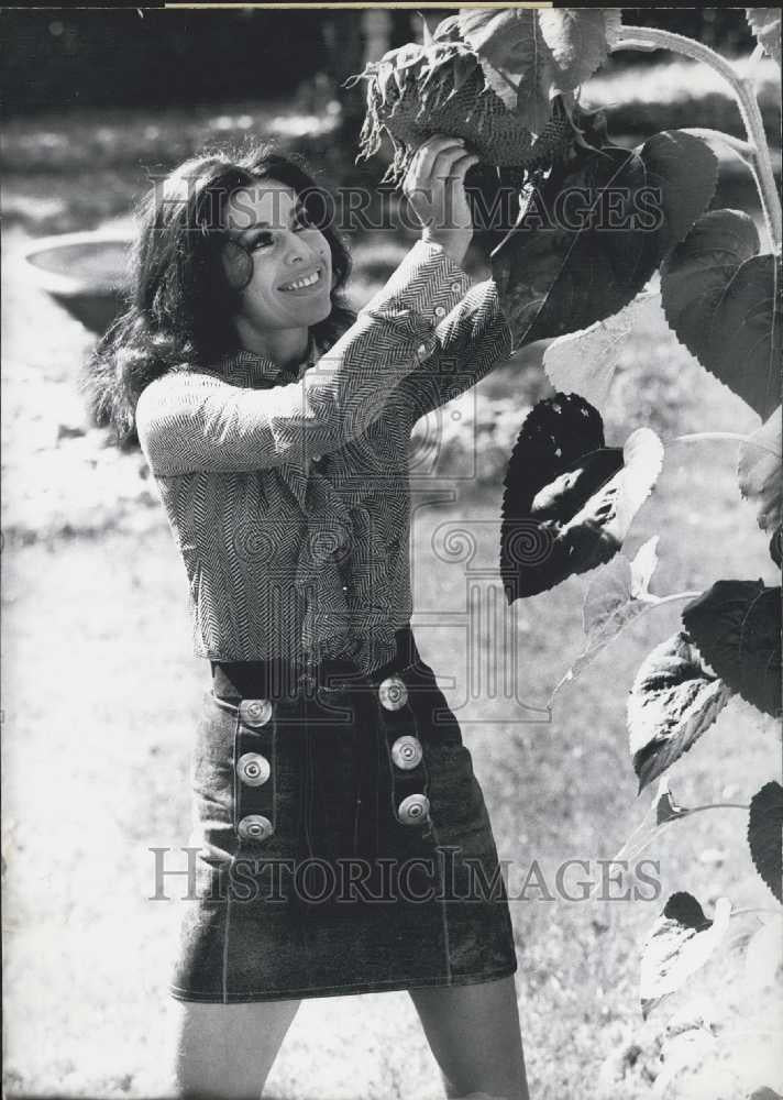 1970 Press Photo Marianne Koch On Holiday In Her Own Garden - Historic Images