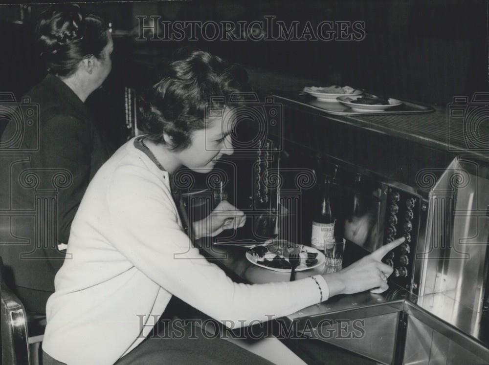 1958 Press Photo The Annual Exhibition of Hotel Equipment presents Belt Service - Historic Images