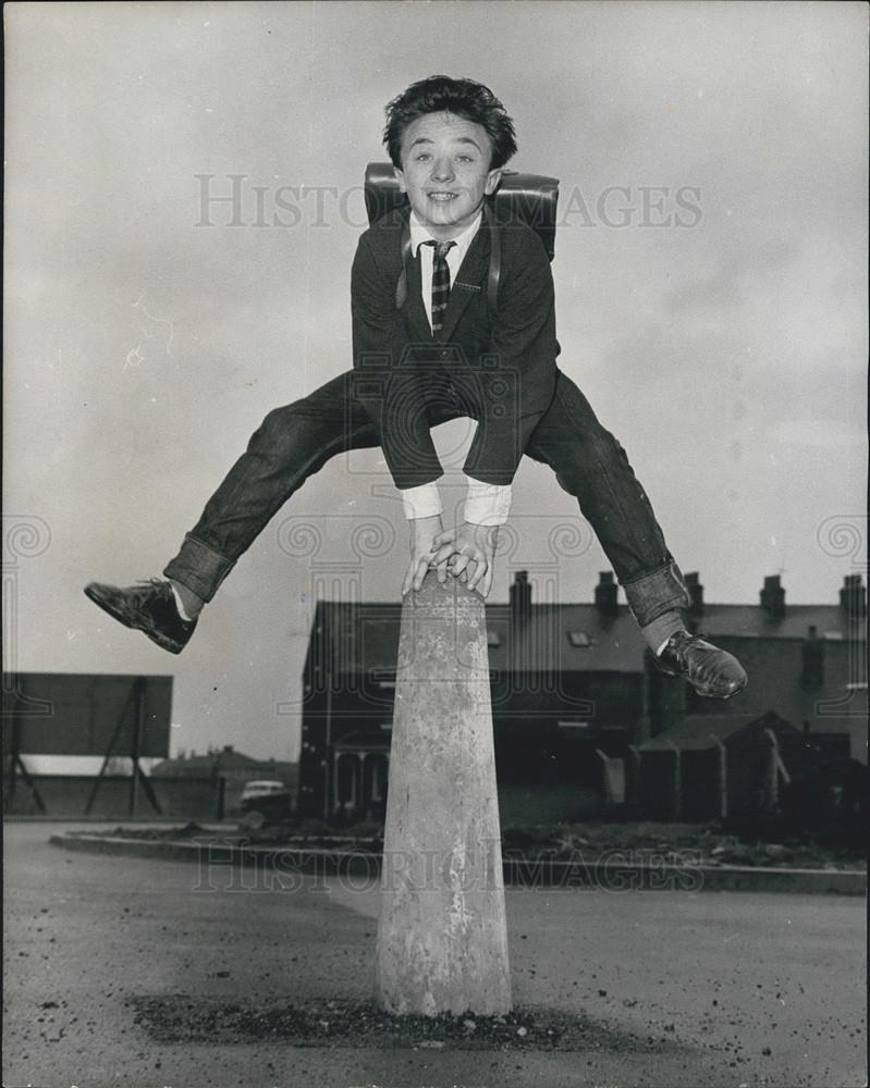 1963 Press Photo Tiny Tim Mahon Jumps Over Stone - Historic Images
