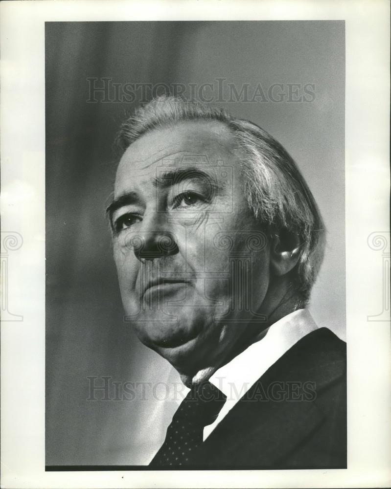1976 Press Photo Eugene McCarthy During Pres Conference Held at Bellevue Hotel - Historic Images