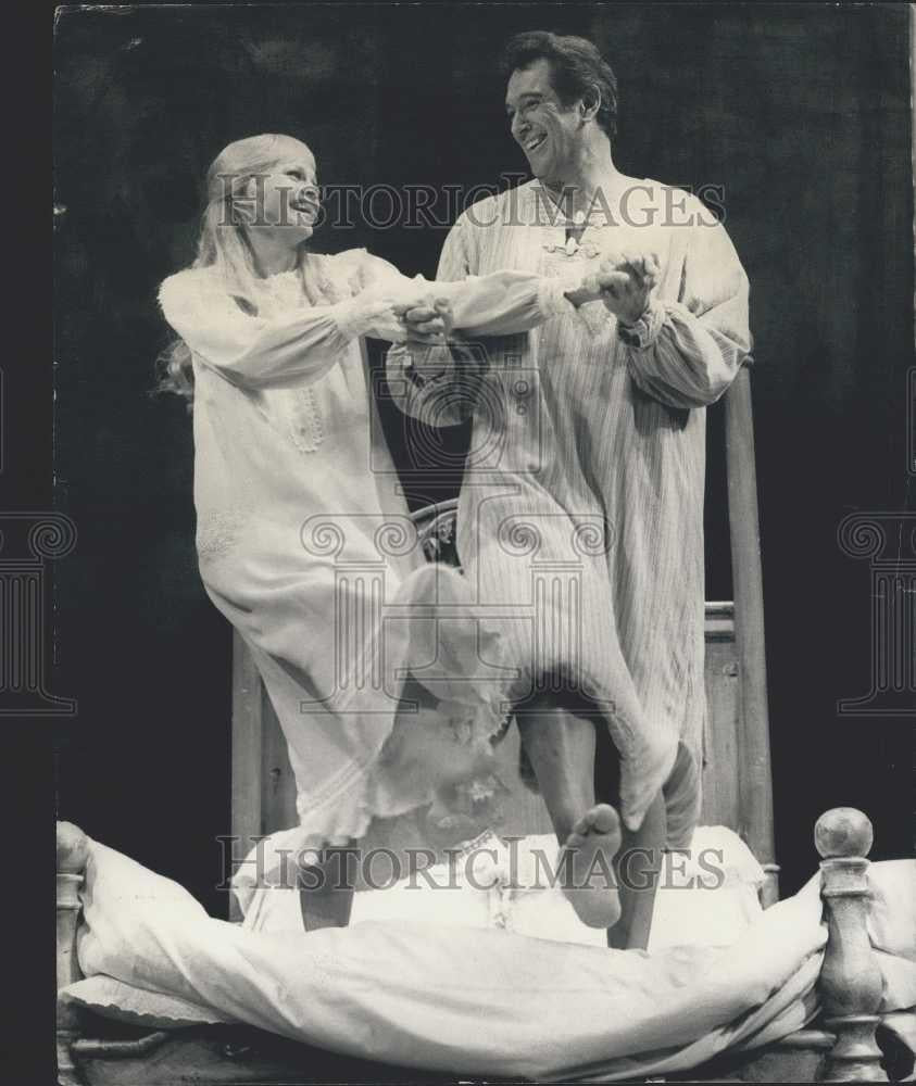 1975 Press Photo Rock Hudson Juliet Prowse Rehearsing I Do I Do - Historic Images