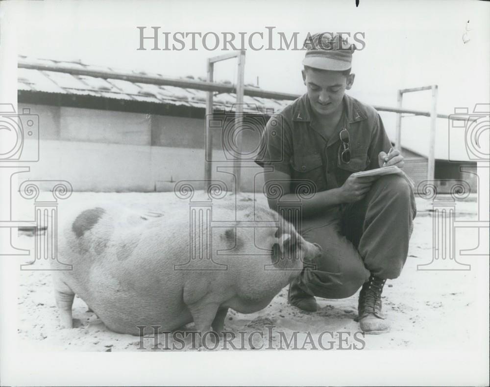 Press Photo Petty Officer Third Class George A Bradley, Vietnamese Pig Esmeralda - Historic Images
