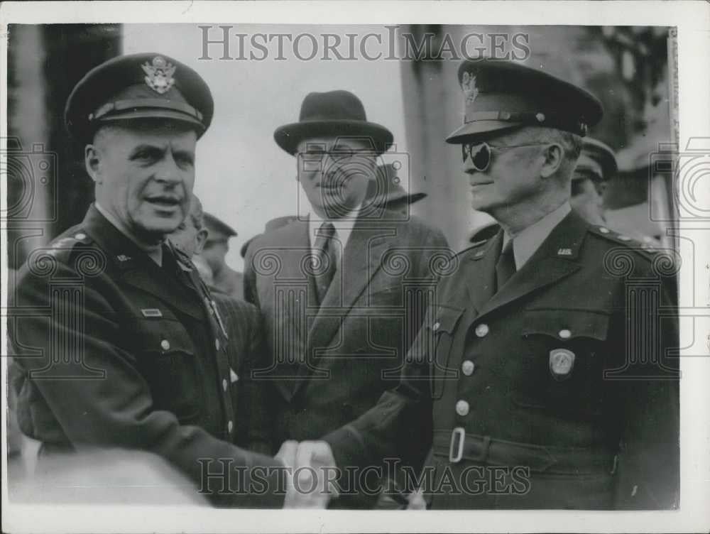 1952 Press Photo General Ridgway meets General Eisenhower in Paris - Historic Images