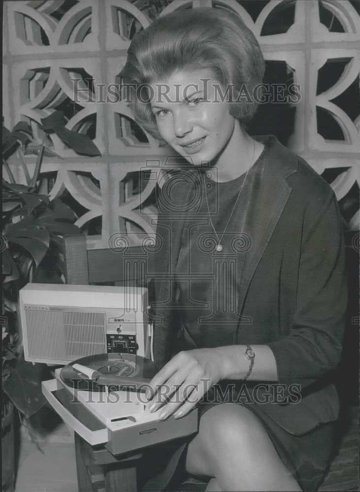 1965 Press Photo Margot Fitzsimmons Holding Philips Smallest Radiogram - Historic Images