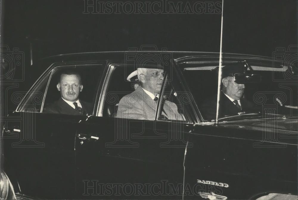 1970 Press Photo Argentine President Ongania Leaving Ministry of Defense - Historic Images