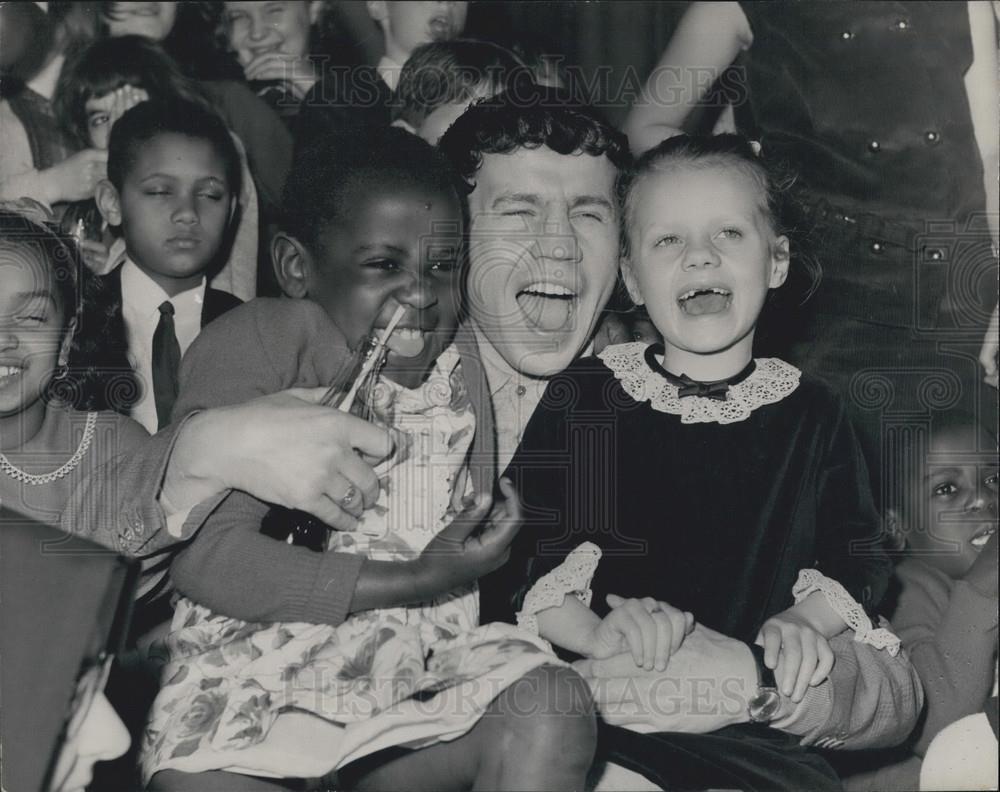 1966 Press Photo Terry Downes Middleweight Champion Attending Children Party - Historic Images