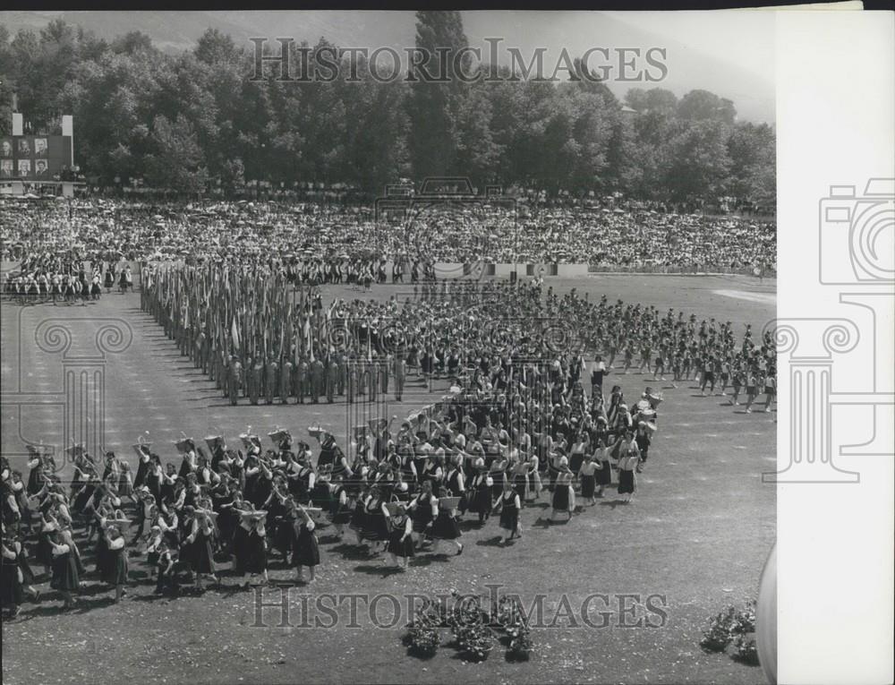 1975 Press Photo Festival of Rose At Karlovo Stadium 10k People -Sofia Bulgaria - Historic Images