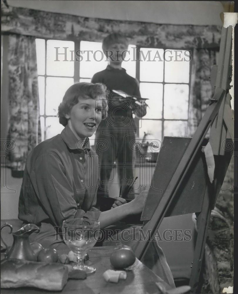 Press Photo Deirdre Higham &amp; Brother Tom in her Studio while She is Painting - Historic Images