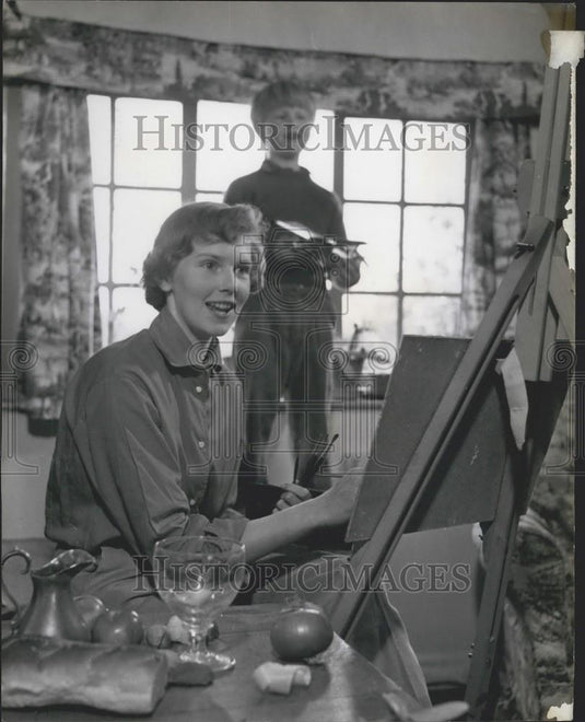 Press Photo Deirdre Higham & Brother Tom in her Studio while She is Painting - Historic Images