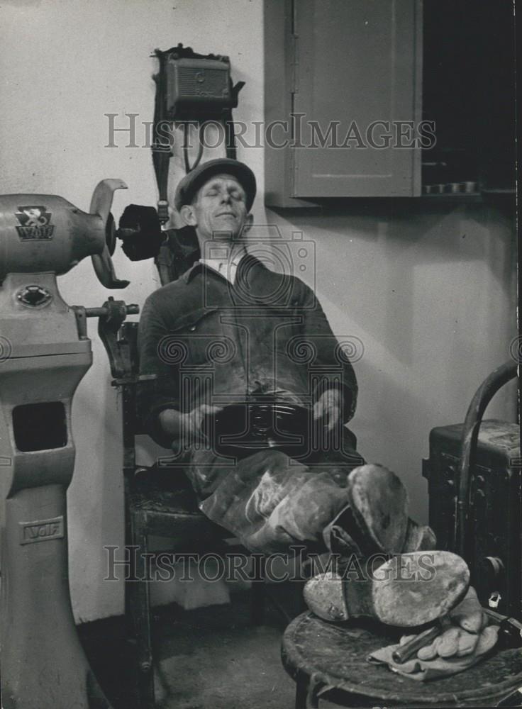 Press Photo The Break man taking a break from work - Historic Images