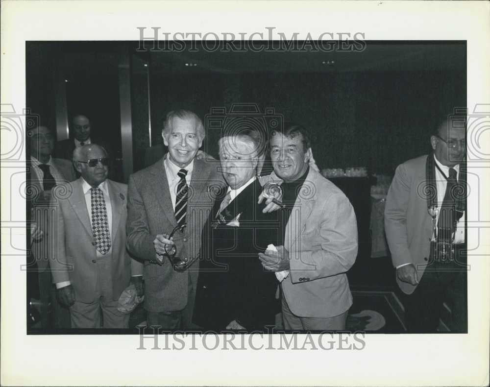 1980 Press Photo Milton Berle,&amp; others at Friars Club, Sheraton Center Hotel - Historic Images