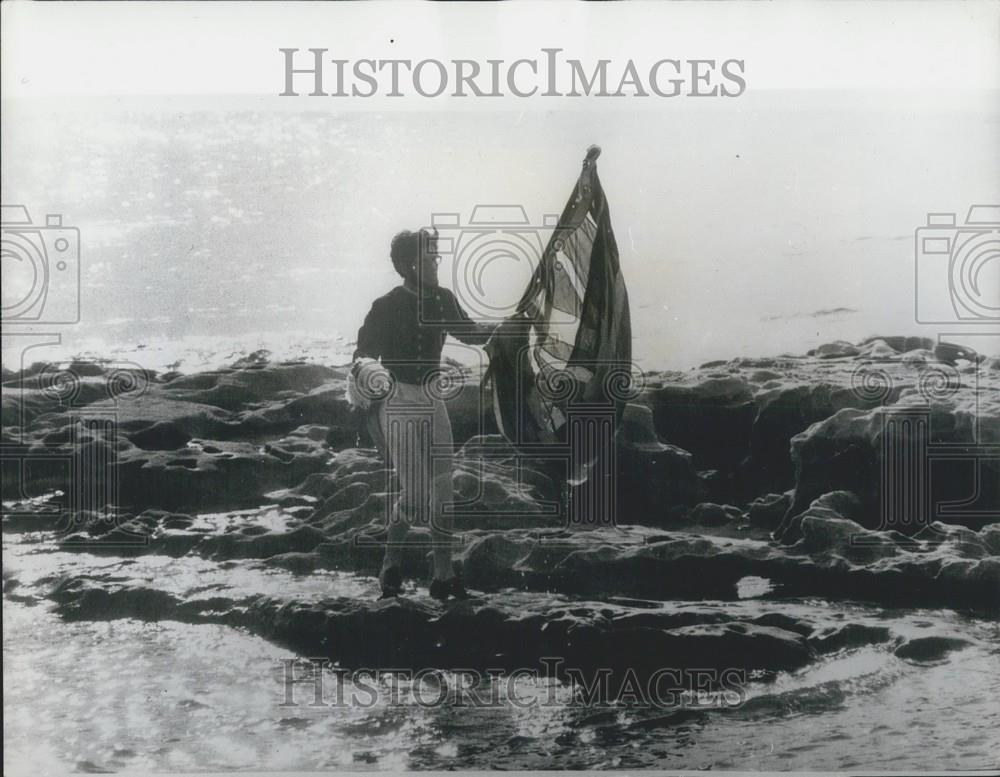 1970 Press Photo Queen Watches Re-Enactment of Capt Cook&#39;s Landing at Botany - Historic Images