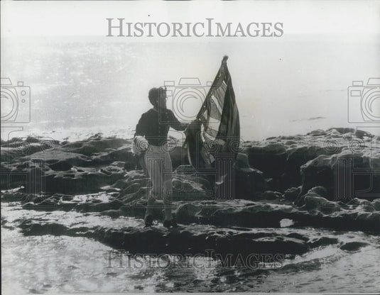 1970 Press Photo Queen Watches Re-Enactment of Capt Cook's Landing at Botany - Historic Images