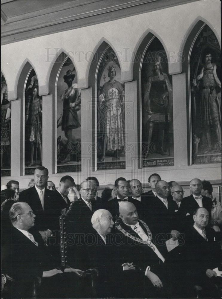 1955 Press Photo Paintings of 52 german emperors are looking from the walls - Historic Images