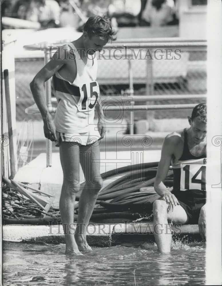 1964 Press Photo Bruce Tulloh And Mike Wigs At 5000 Meter Event AT White City - Historic Images