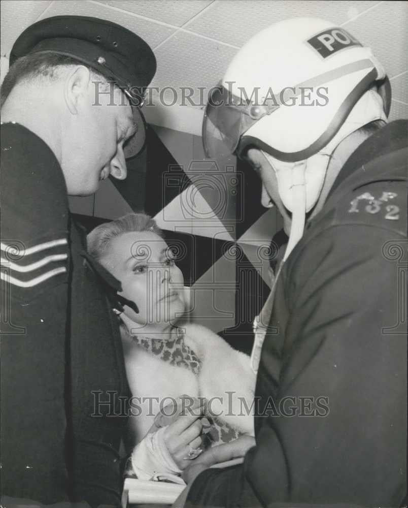 1968 Press Photo Zsa Zsa Gabor Talking London Heathrow Airport Policemen - Historic Images