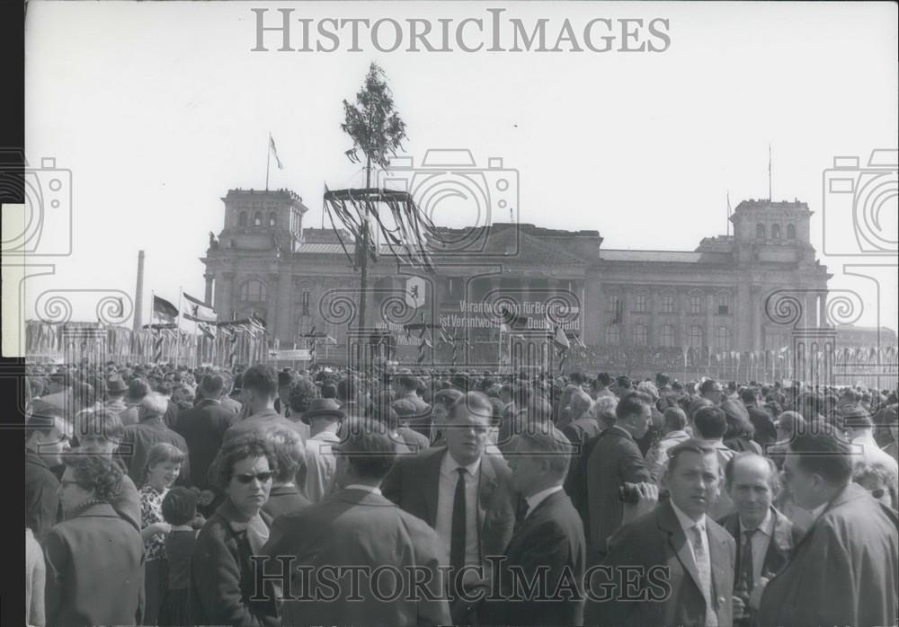 1965 Press Photo Berliners During May Demonstration Republic Reichstag - Historic Images