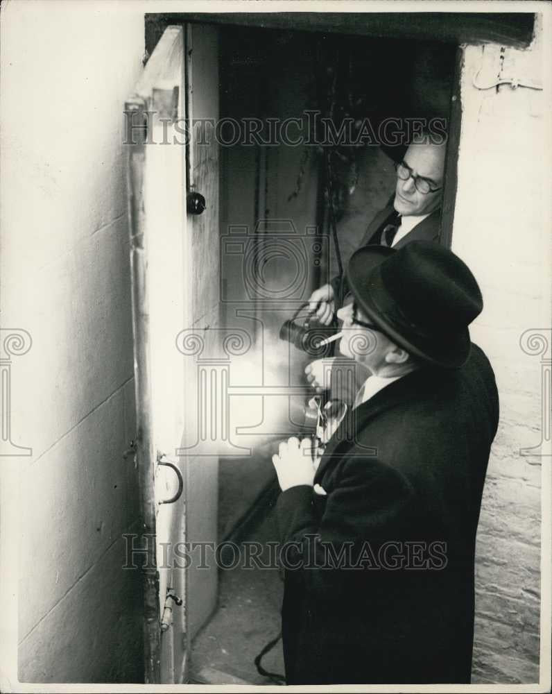1953 Press Photo Captain Loraine Queens Aircraft Pilot House Raided - Historic Images