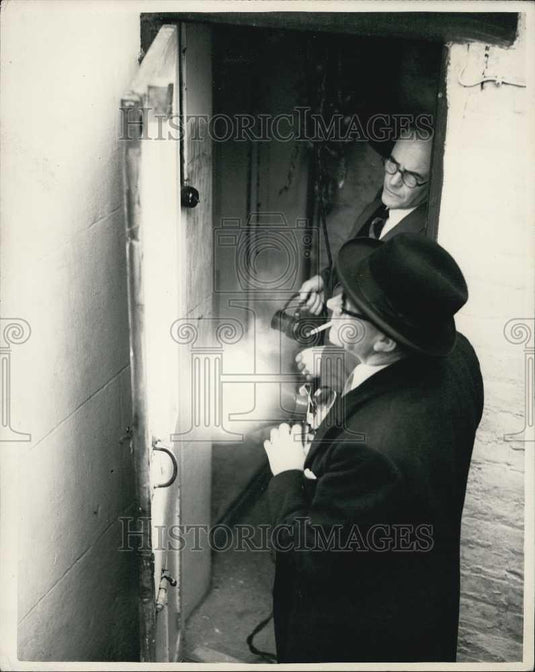 1953 Press Photo Captain Loraine Queens Aircraft Pilot House Raided - Historic Images