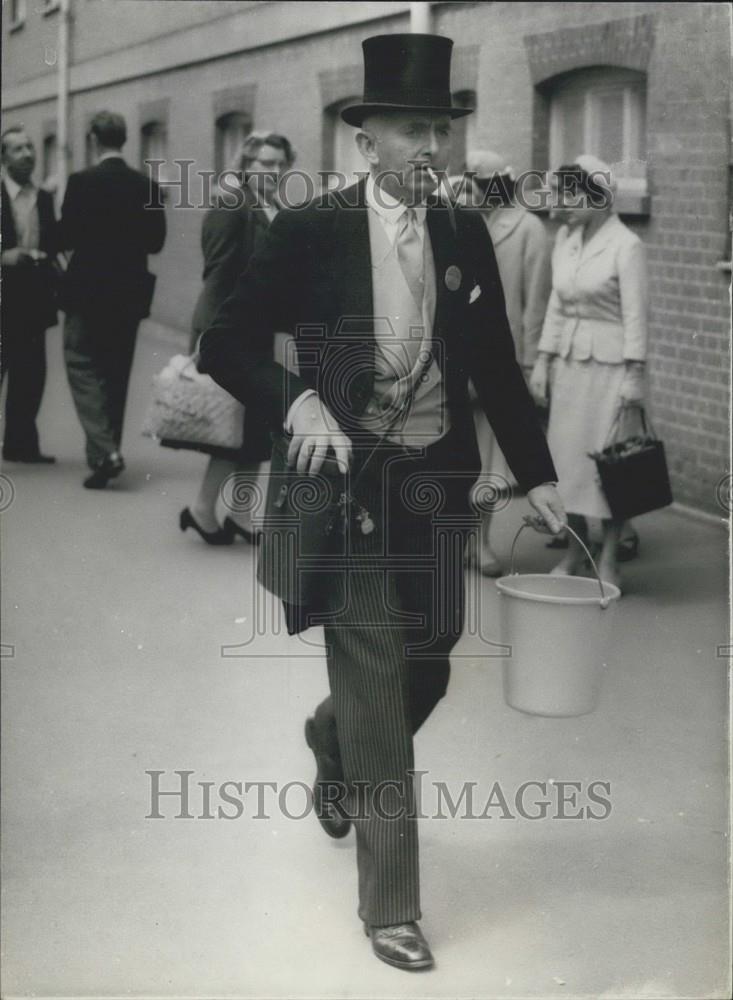 1953 Press Photo This top-hatted racegoer arrived at Ascot today - Historic Images