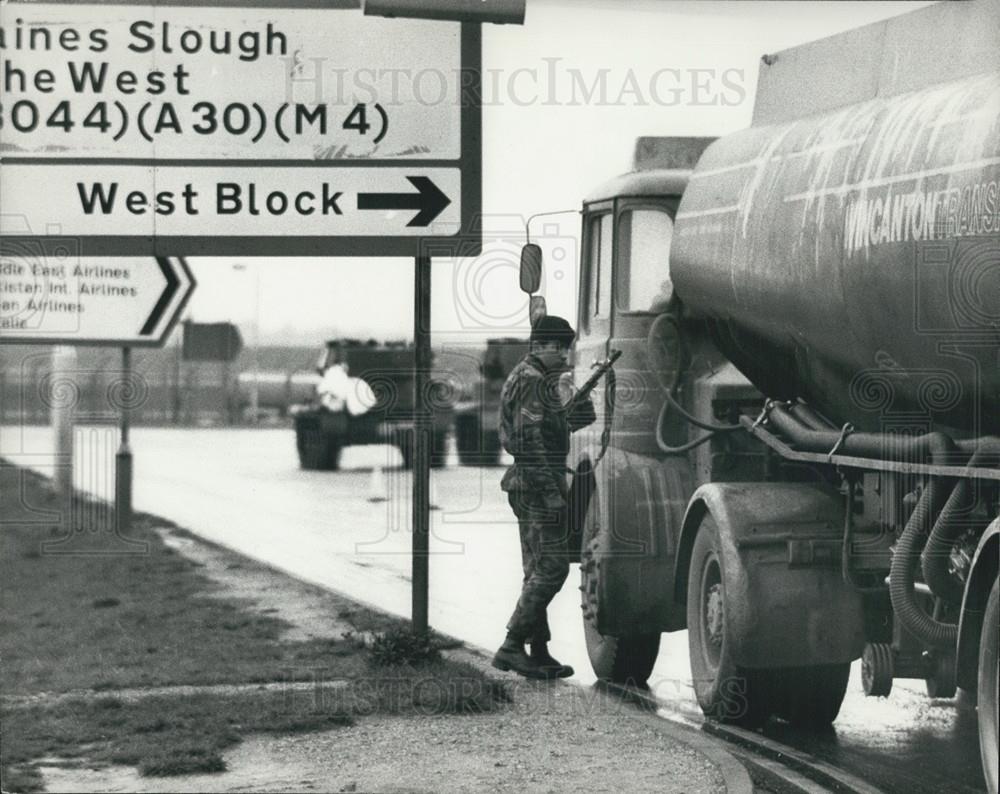 1974 Press Photo Anti-Terrorist Alert, Heathrow Airport - Historic Images