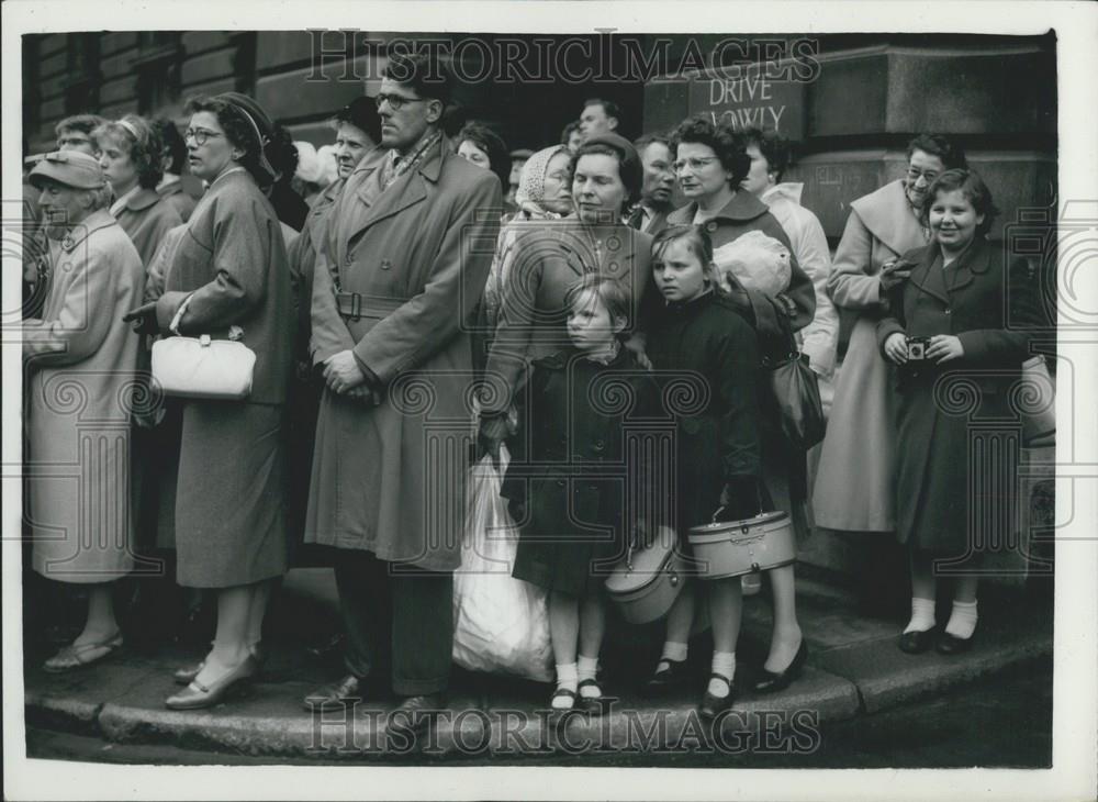 1959 Press Photo Crowds Watch Arrival Ministers Meeting Budget Proposals - Historic Images