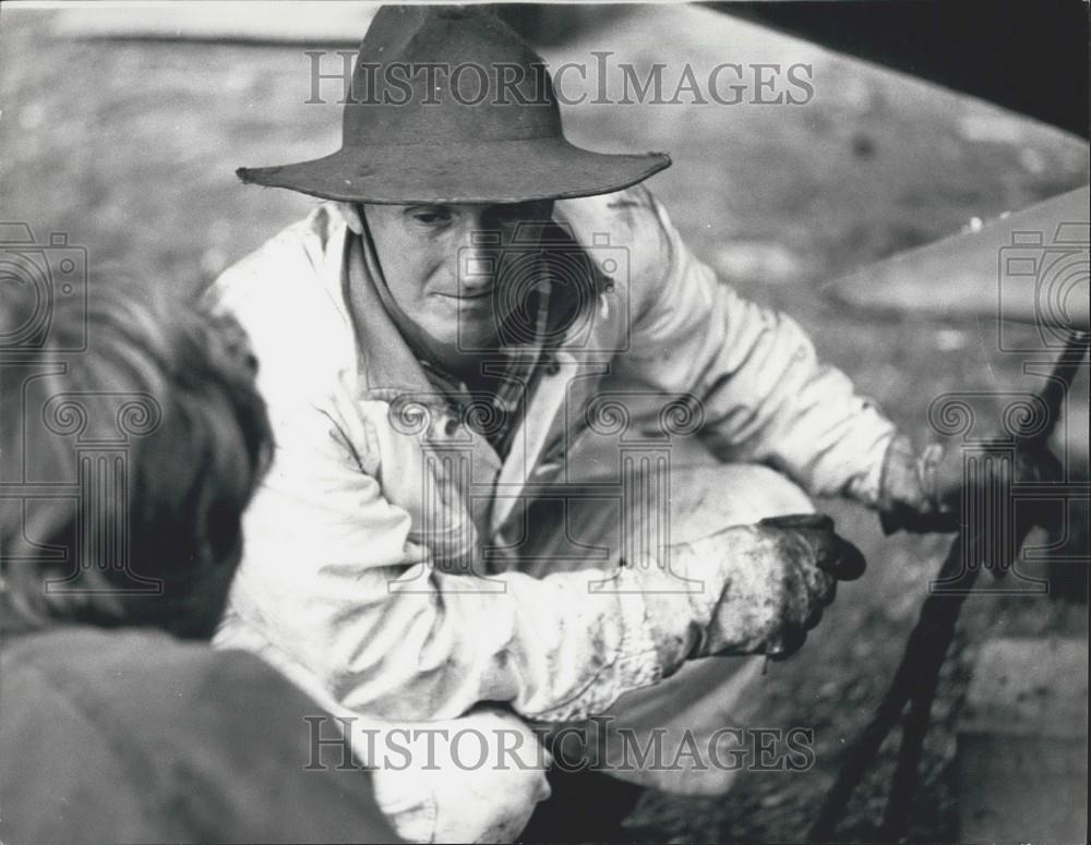 1976 Press Photo  Newcastle, Australia State Dockyard Worker - Historic Images