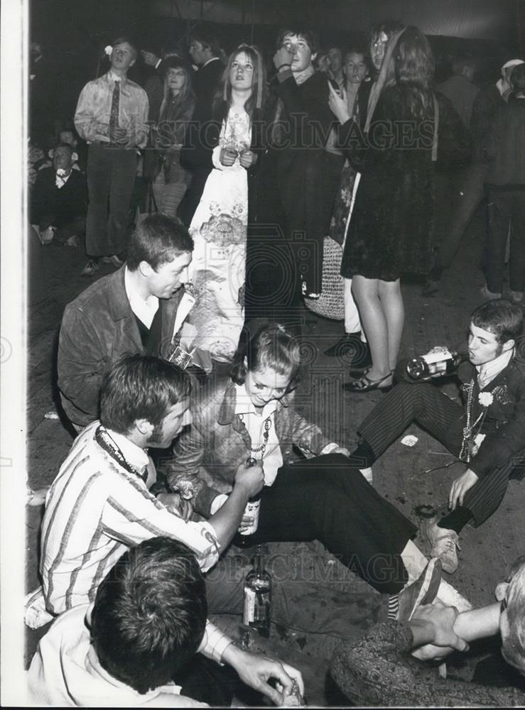 Press Photo Drinks for Some  but Others are Fascinated by Higher Things - Historic Images