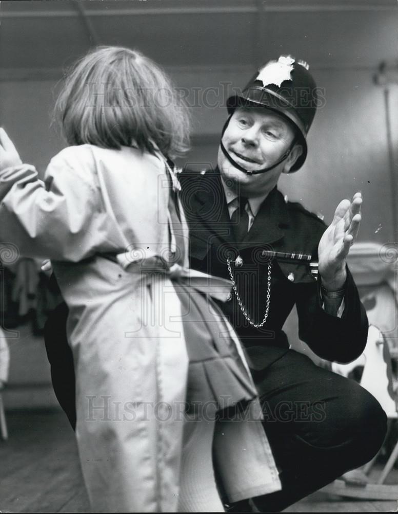 Press Photo Hello, to a little girl from the kindly Sergeant. - Historic Images