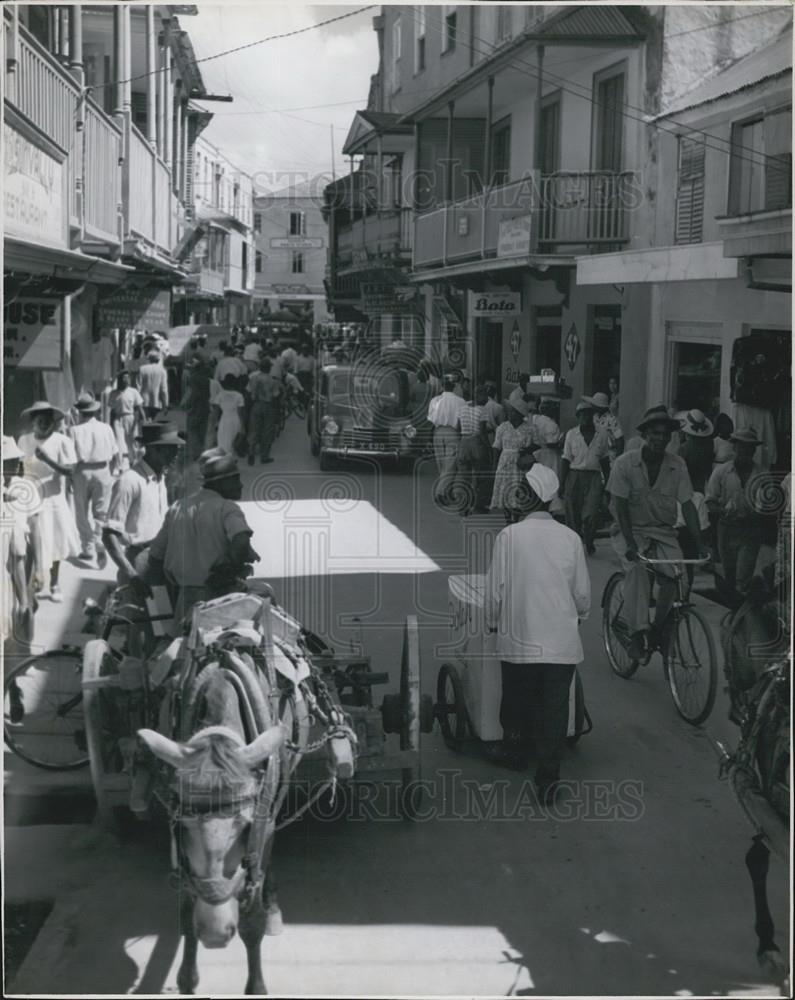 Press Photo Busy, crowded Swan Street, Bridgetown Barbados, B.W.I. - Historic Images