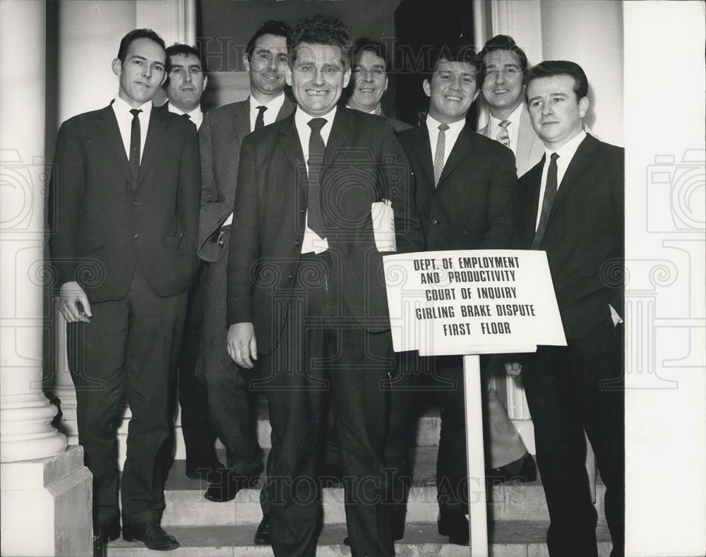 1968 Press Photo Ted O'Rourke the chairman of the strike committee with his mem - Historic Images