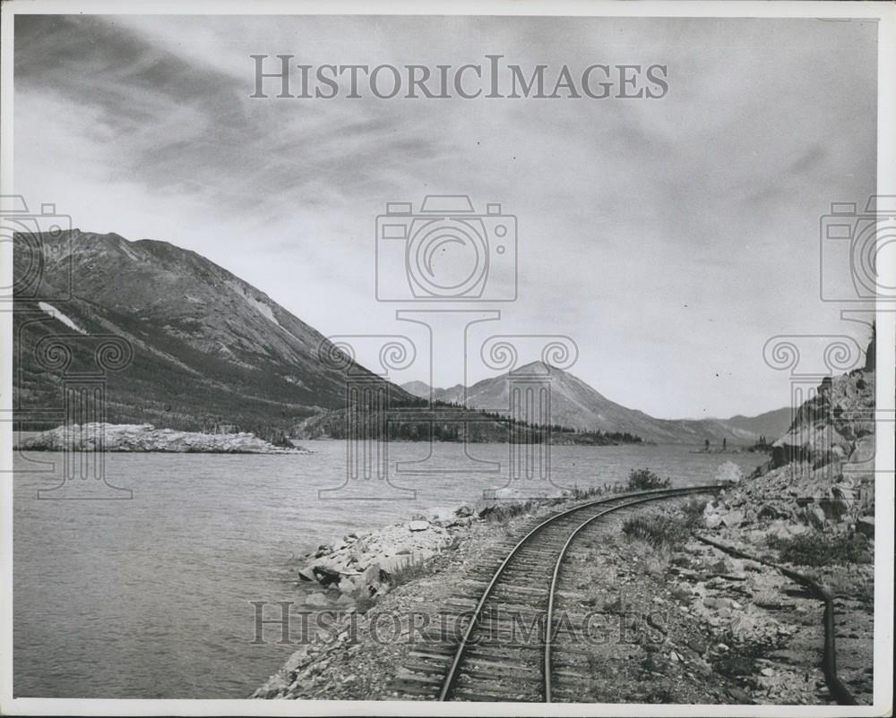 Press Photo 3FT Gauge W.P. &amp; Y.R.R. Track by Lake Bennet B.C. - Historic Images