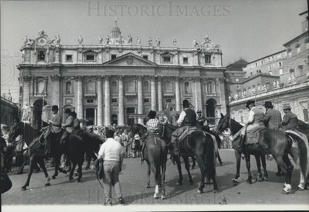 1975 Press Photo Italian Cowboys of  Tuscany in the Center Italy - Historic Images