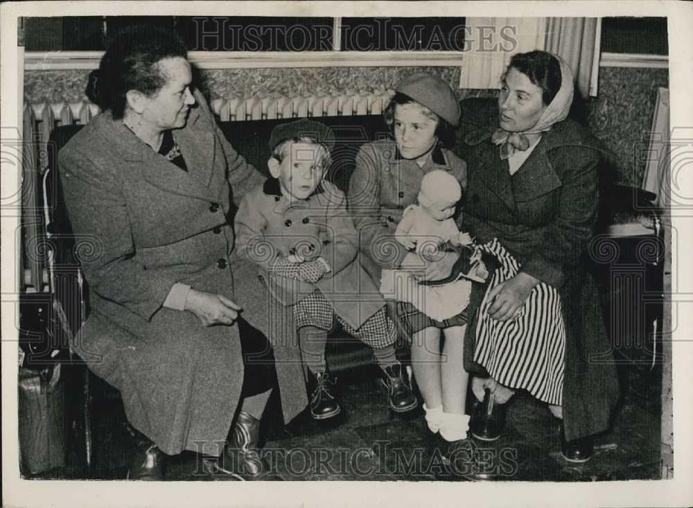 Press Photo Doomed woman returns to Germany from Australia - Historic Images