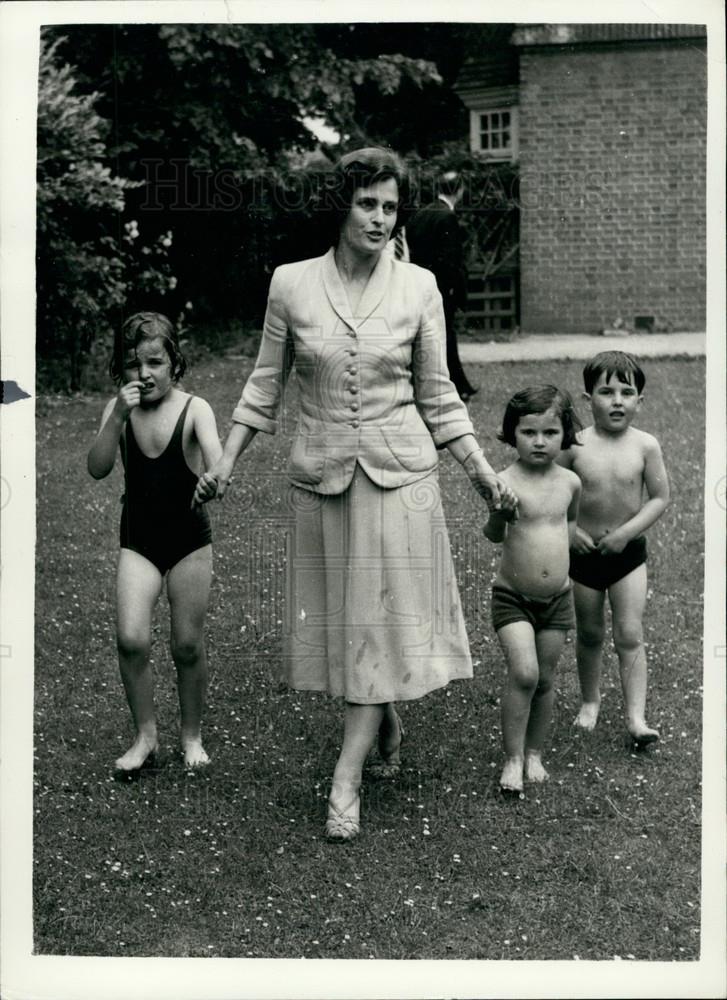 1957 Press Photo Mrs. Catherine Stevens and 3 of her children - Historic Images