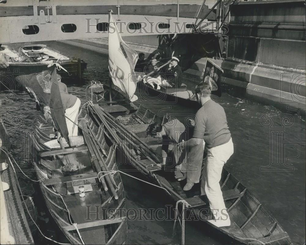 1970 Press Photo Swan-Upping Boats, Temple Steps, Thames - Historic Images