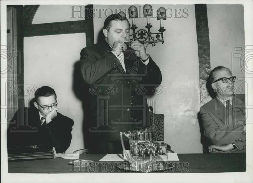 1957 Press Photo West German Defense Minister Franz Strauss Holds Conference - Historic Images